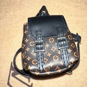 Fashion Brown LV backpack PU leather mini keychain.